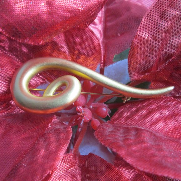 ๐ GOLD SWIRL BROOCH โ VINTAGE ๐ - Picture 15 of 15